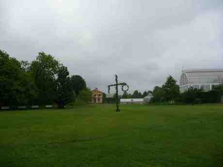 Majstång dagen efter. Trädgårdsföreningen Midsommardagen lördag 22 juni 2013 kl 19.25.