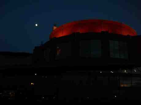 Efterhängsen Operamåne. Måndag 22 april 2013 kl 21.06.