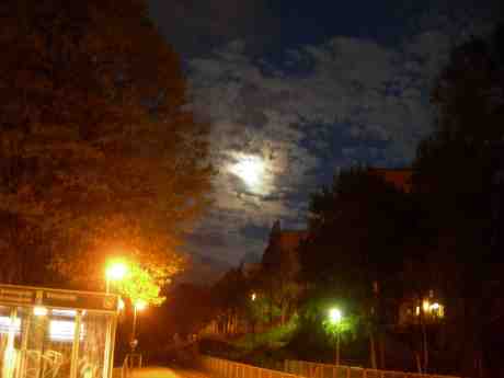 Den helt vanliga spårvagnshållplatsen Mildvädersgatan i Biskopsgården. Onsdag 22 maj 2013 kl 23.30. 