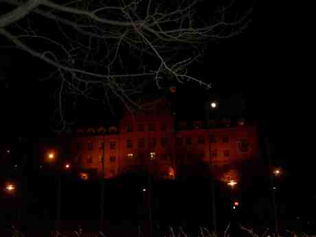 Månen lyser över gamla Navigationsskolan där den reser sig på sin kvarnklippa som det slott Göteborg inte har. Måndag 25 mars 2013 kl 19.39.