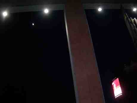 Månen lyser över Operan och skärmen med dansföreställningen 33, rue Vandenbranden. Lördag 20 april 2013 kl