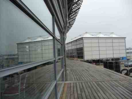 Operan bygger tältscen. Midsommarafton 21 juni 2013 kl 18:25.