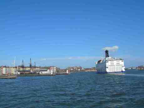 Stena Götheborg? Kommunstyrelsen fattade i dag beslutet att staden Göteborg slutar stödja Ostindiefararen år 2015. Kanske Stena Line tar över? Stena Danica till höger på väg till terminalen vid Masthuggskajen. Onsdag 17 april 2013 kl 14.55. 