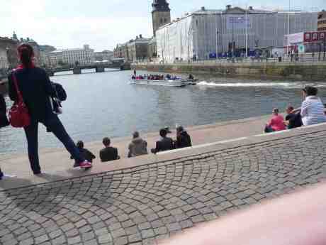 Paddan med guide på fördäck passerar Lejontrappan och Gustaf Adolfs Torg. Torsdag 13 juni 2013 kl 15:13.