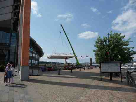 Taket till partytältet vid GöteborgsOperan lyfts ner. Fredag 28 juni 2013 kl16:14.