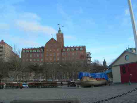Plåtbåt i vinterdvala vid Kajskjul 8 1/2. Gamla Navigationsskolan på berget. Packhuskajen vid Maritiman torsdag 21 februari 2013 kl 16.00.