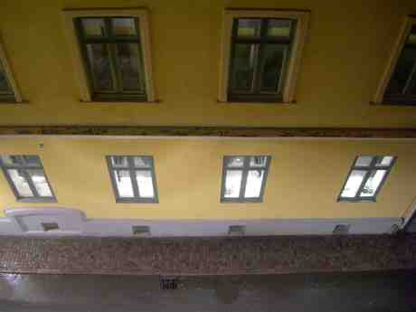 Regn och ro på Kronusgatan. Fredag 4 januari 2013 kl 07.20.