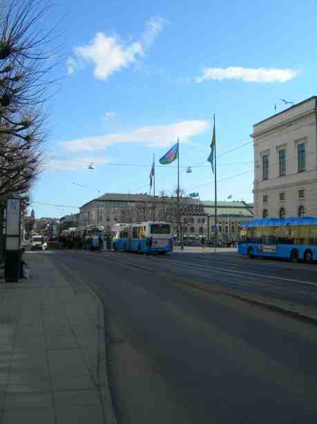 Romernas flagga i topp på nationaldagen. Gustaf Adolfs Torg måndag 8 april 2013 kl 17.21.