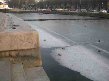 Kärlek och flytande stenar i Rosenlundskanalen vid Feskekörka. Tisdag 5 mars 2013 kl 16.59.