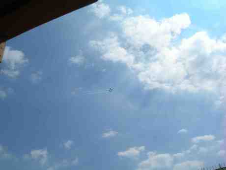 Royal Jordanian Falcons hedrar Sveriges nationaldag med fyra Extra-300 L i grupp över Göteborg. Torsdag 6 juni 2013 kl 13.49.