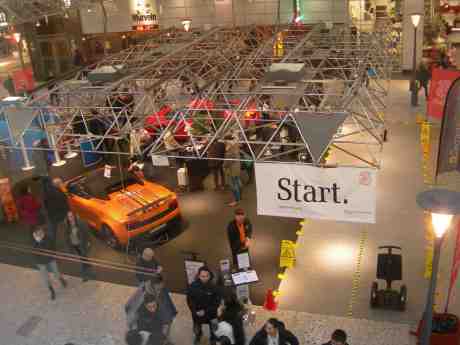 Segway, Ferarri, Lamborghini hos Telekombolaget 3. Nordstan söndag 10 februari 2013 kl 16.14.