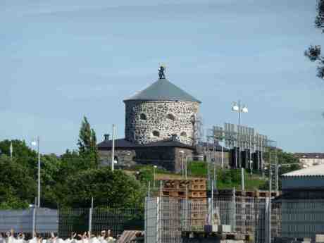 Skansen Lejonet sedd från gasklockan. Måndag 17 juni 2013 kl 18:31.