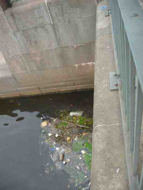 Slutet på studentfesten. Halmhatt med blåa band i Stora Hamnkanalen vid Lejontrappan onsdag 12 juni 2013 kl 17.31.