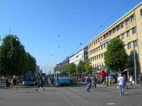 Skog av strömlösa strömavtagare på Östra Hamngatan blandas med masterna på barken Viking vid Lilla Bommen. Tisdag 11 juni 2013 kl 17.09.