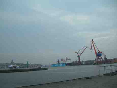 Stena Jutlandica i Götaverkens docka med kranar som bocka. Stenpiren tisdag 16 april 2013 kl 18.25.