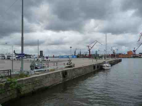 Stenpiren avstängd med staket för bygget av kollektivtrafikterminalen. Krigsseglarmonumentet monteras ner. Torsdag 27 juni 2013 kl 15.34.