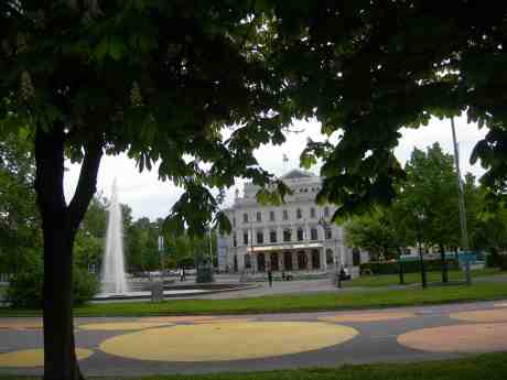 Storan med regnbågsflaggan i topp. Söndag 26 maj 2013 kl 19.56.