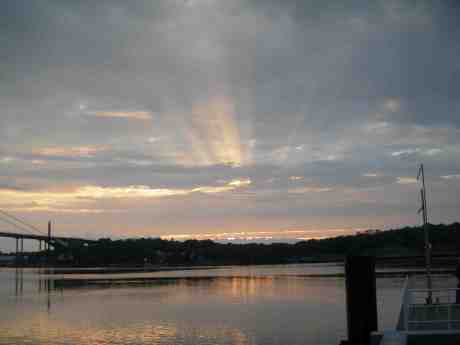 Strålljus över det ädsta Göteborg som grundades 1603 av Carl XI vid Färjenäs på Hisingen. Från Klippans färjeläge måndag 20 maj 2013 kl 20.56.