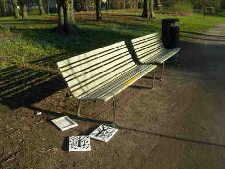 Borttappade tavlor vid en övergiven bänk. Trädgårdsföreningen tisdag 7 maj 2013 kl 19.27.