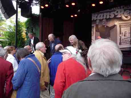 Tomas von Brömsen, Harry och Marianne Persson har hyllat Sten-Åke Cederhök som skulle fyllt 100 i år. Taubescenen på Liseberg tisdag 25 juni 2013 kl 20:15.