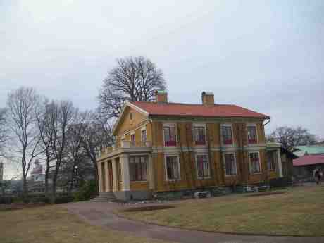 Direktörsvillan från 1847 i Trädgårdsföreningen, och långt borta vid Lilla Bommen reser sig Läppstiftet från 1989. Onsdag 6 mars 2013 kl 16.48.