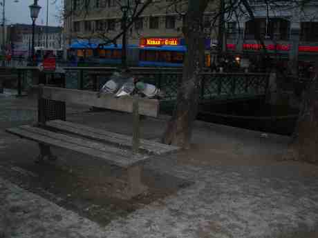 Triangeldrama på en bänk i en park. Brunnsparken lördag 16 februari 2013 kl 16.50.