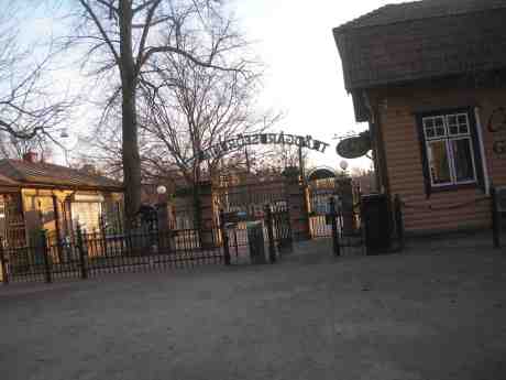 Utbrytaren från Trädgårdsföreningen. Där kommer nämligen ingen ut vid huvudentrén efter stängningsdags! Torsdag 28 mars 2013 kl 18.00.