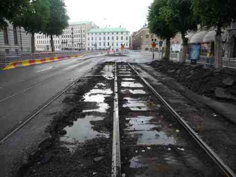 Västra Hamngatan grävs upp för växel mot Lilla Torget och Residenset där landshövdingen inte kommer att få en lugn stund i framtiden för alla gnisslande och skramlande spårvagnar. Söndag 16 juni 2013 kl 19:46. 