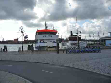 Walona & Bohuslän i nödhamn väntande på att området kring Stenpiren ska totalförstöras av kollektivtrafikvansinne. Måndag 24 juni 2013 kl 18:43.