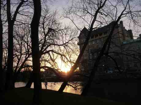 Kontoristföreningens hus på Stora Nygatan från Trädgårdsföreningen. Lördag 28 december 2013 kl 14:54.