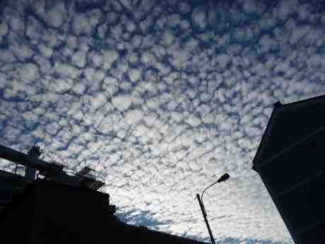 Altocumulus över Rosenlunds kraftvärmeverk, Surbrunnsgatan och Merkurhuset. Måndag 23 september 2013 kl 17:44.