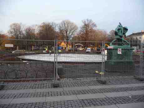 Bältespännarparkens rundels plast belagd med nätmönster. Onsdag 20 november 2013 kl 15:10.