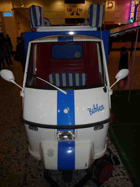 Bebbens bil. IFK Göteborgs store favorit Bertil "Bebben" Johansson har fått en Piaggio uppkallad efter sig. Nordstan söndag 22 december 2013 kl 14:45.