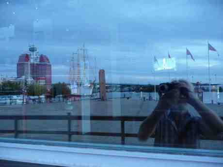 Billy Budd har premiär på GöteborgsOperan lördag 14 september 2013 kl 18 med tenoren Mathias Zachariassen som kapten Edward Fairfax Vere och Peter Mattei som Billy Budd. Operafönstret söndag 8 september 2013 kl 19:54.