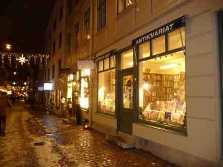Antikvariat Bokmalen på snöig Haga Nygata, Nr 20. Måndag 9 december 2013 kl 17:51.