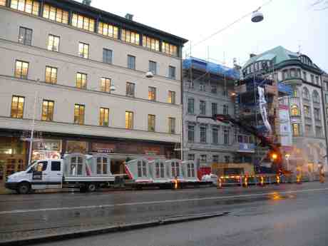 Ny femte våning ska lyftas upp på Östra Hamngatan 17 som byggdes 1758 och en tid ägdes av CAP Chokladfabrik AB. Onsdag 18 december 2013 kl 14:37.