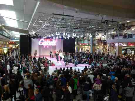 Cassels' mannekänguppvisning på Nordstadstorget. Fredag 28 september 2013 kl 14:08.