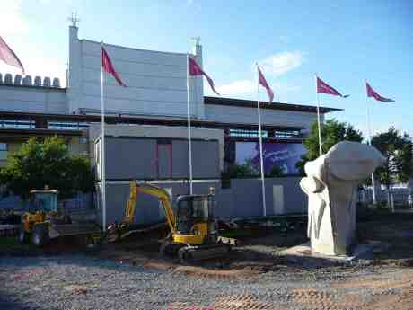 Cementklump på Place de l'Opéra. Kanaltorget tisdag 2 juli 2013 kl 19:25.