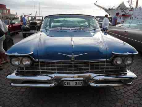 Chrysler Imperial 1957, 570 cm & Ford 1932, 410 cm. Lilla Bommens Torg vid S/S Viking onsdag 28 augusti 2013 kl 19:39.