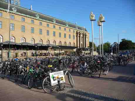 Svenskarna har börjat cykla igen. När blir det likadant i Kina? Cykelparkering framför Clarion Hotel Post vid Drottningtorget fredag 13 september 2013 kl 17:31.