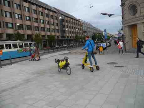Elsparkcykel & liggcykel möts. Hasselbladhuset vid Lilla Bommen och Östra Hamngatan torsdag 29 augusti 2013 kl 17:40.