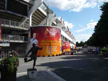 Gunnar Gren hejarklackar igång Dam-EM i Fotboll på Gamla Ullevi. Onsdag 10 juli 2013 kl 16:09.
