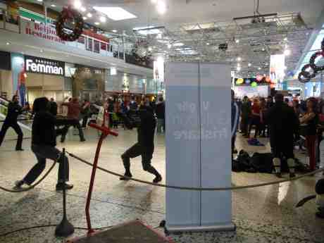 Fäktning för galleriet iNordstan. Söndag 10 november 2013 kl 14:05.