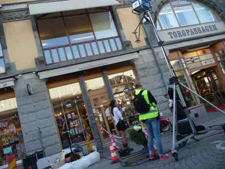 Filmning vid Torgpassagen. Eller? Södra Larmgatan tisdag 27 augusti 2013 kl 19:14.