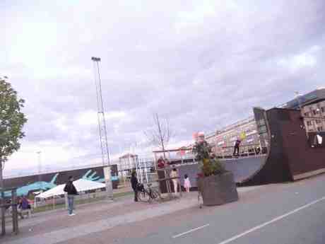 Flickan och skateboardakrobaten. Kanaltorget lördag 24 augusti 2013 kl 20:35.