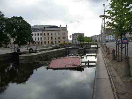 Huckleberry Finn har strandat med sin flotte i Fattighusån vid Slussen. Torsdag 1 augusti 2013 kl 18:11.