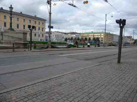 Grön drapering av Stora Hamnkanalen med segelklädda flotten TURE borta vid Lejontrappan. Söndag 11 augusti 2013 kl 19:37.