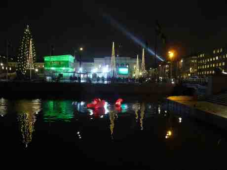 Gustaf II Adolf simmar i Stora Hamnkanalen och pekar på ett järtecken i skyn. Strålkastaren sitter i Läppstiftets topp… Södra Hamngatan vid Lejontrappan tisdag 10 december 2013 kl 16:34.