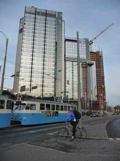 I Hotel Gothia West Tower till vänster ska strax cafépianisten Harry Persson 90-årsfiras av sina närmast vänner och beundrare. Nya East Tower reser sig mot sina 100 meter och äldsta Crown Tower står i mitten förhöjt från 63 till 82 meter. Tisdag 22 oktober 2013 kl 16:51.