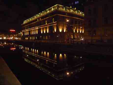 Som ett Dogepalats i Venedig speglar sig Hotel Post i Fattighusån. Lördag 23 november 2013 kl 17:57.